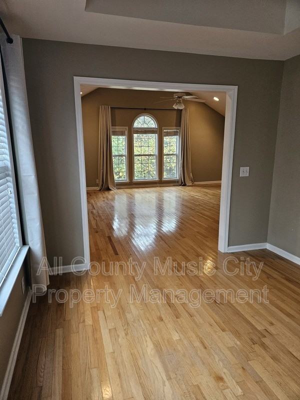 425 Chamberlain Park Ln - Photo 3 of 32