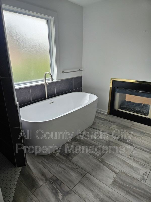 425 Chamberlain Park Ln - Photo 4 of 32