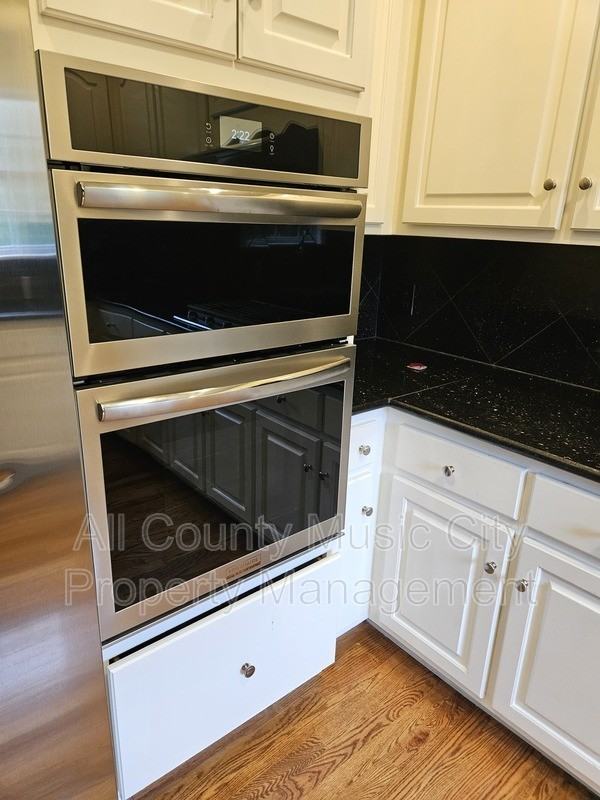 425 Chamberlain Park Ln - Photo 7 of 32