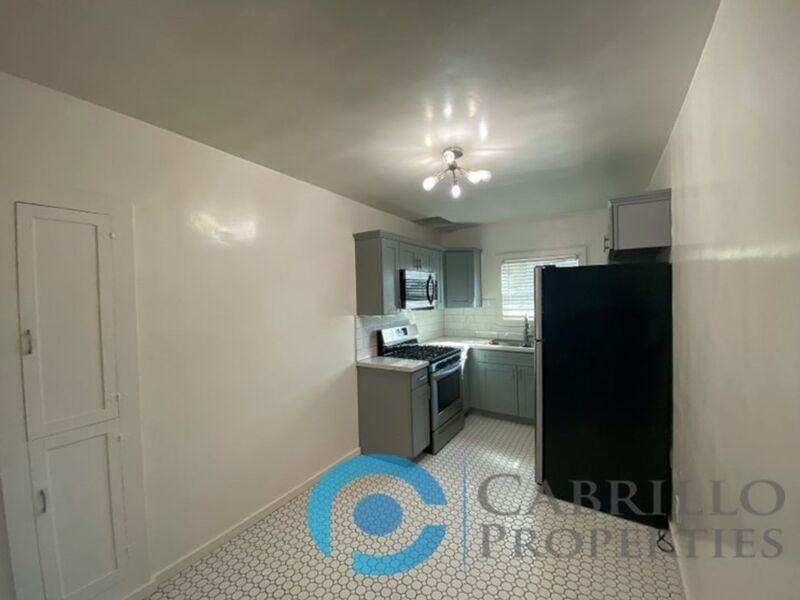 3005 1/2 30th St - Photo 2 of 15