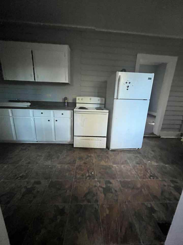 1025 Henley St - Photo 2 of 8