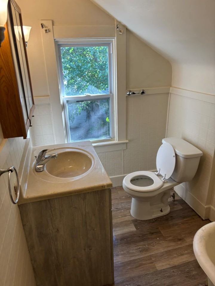 330 E Lake St - Photo 2 of 7