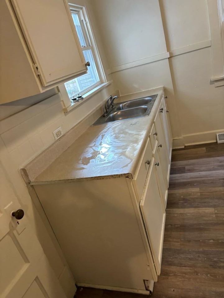 330 E Lake St - Photo 3 of 7