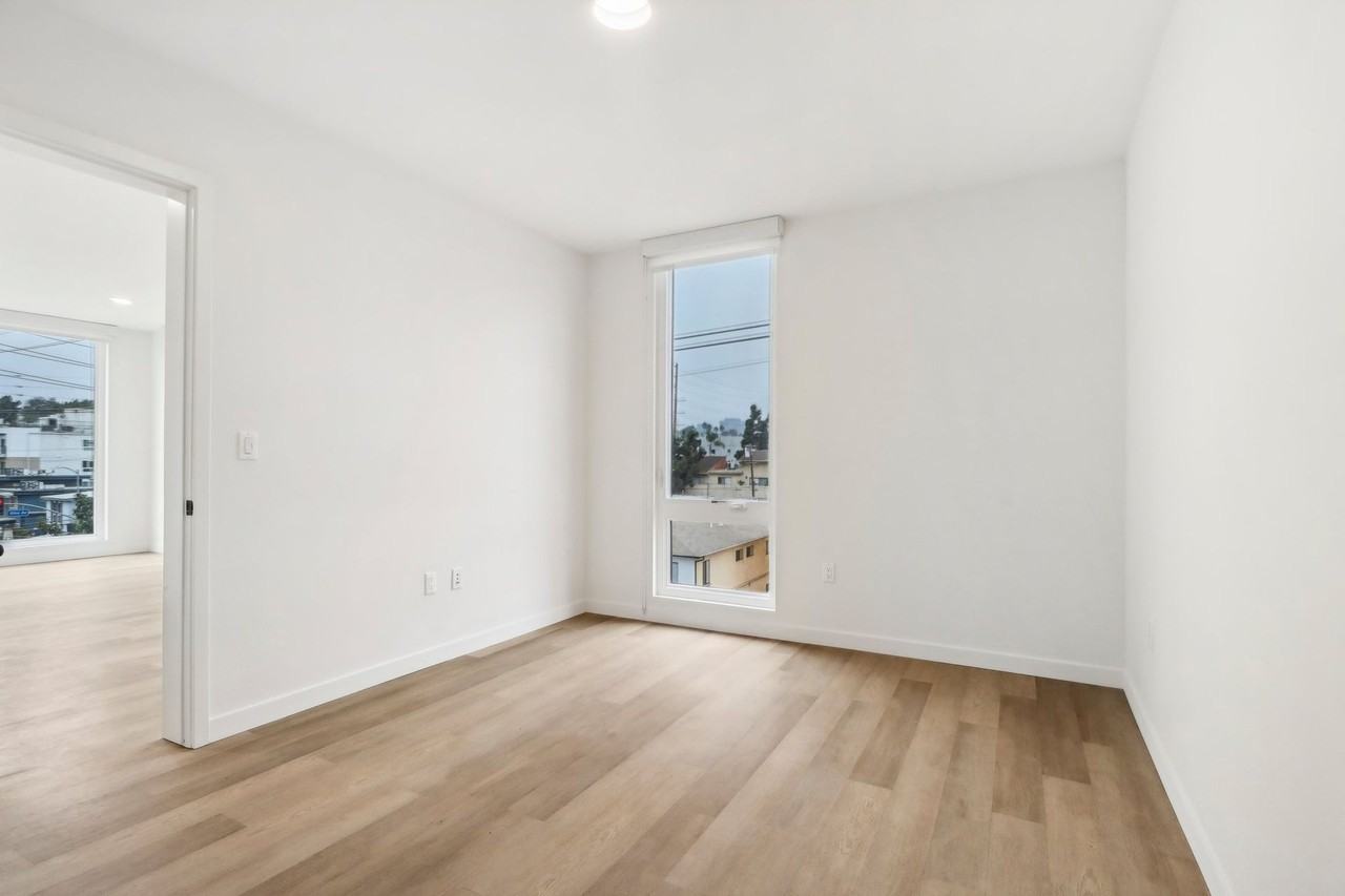 BARRINGTON ROW - Photo 4 of 30