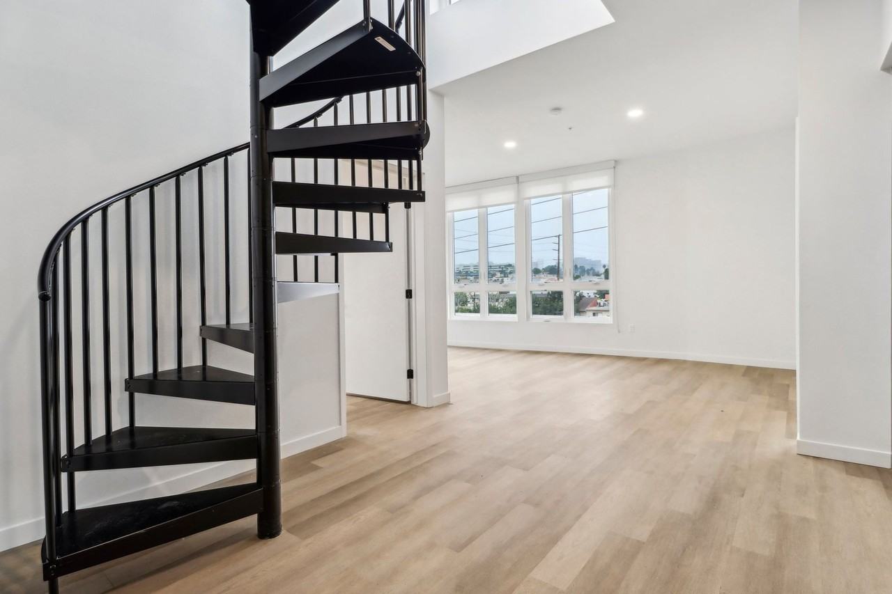 BARRINGTON ROW - Photo 2 of 30