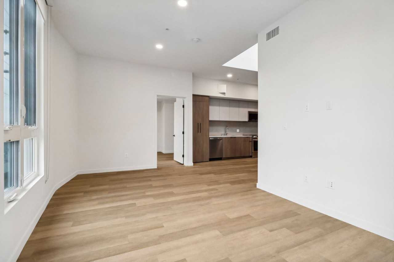 BARRINGTON ROW - Photo 5 of 30