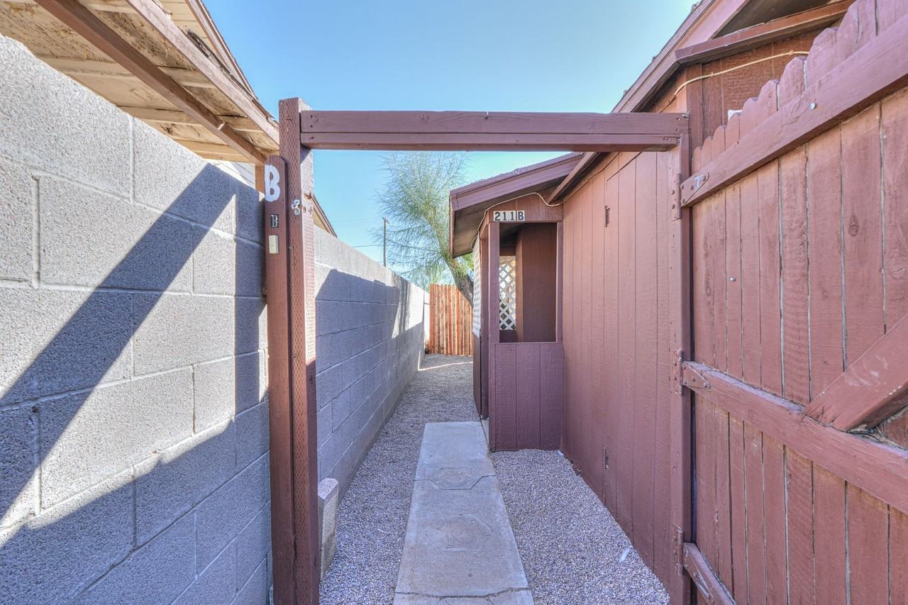 211 E 9th St #B - Photo 2 of 8