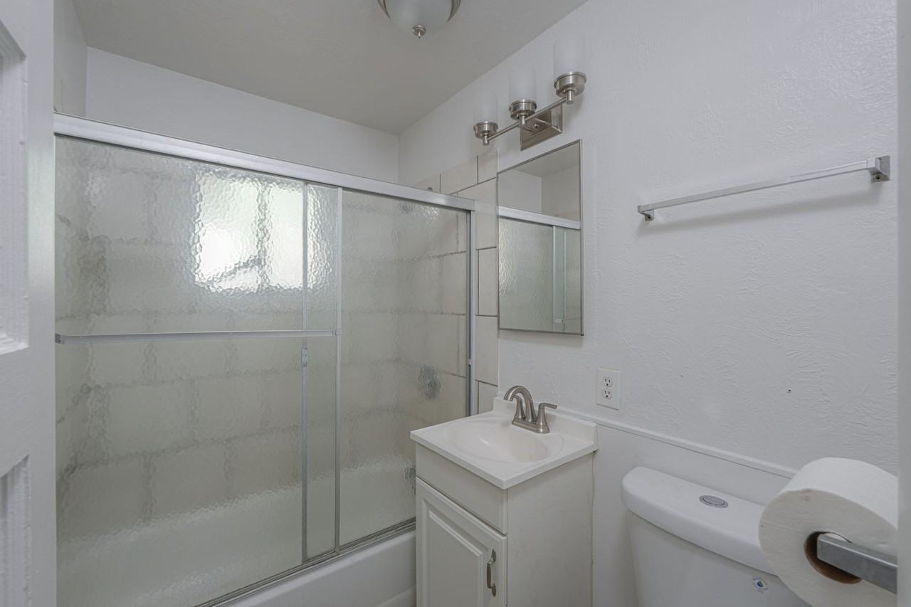 211 E 9th St #B - Photo 3 of 8