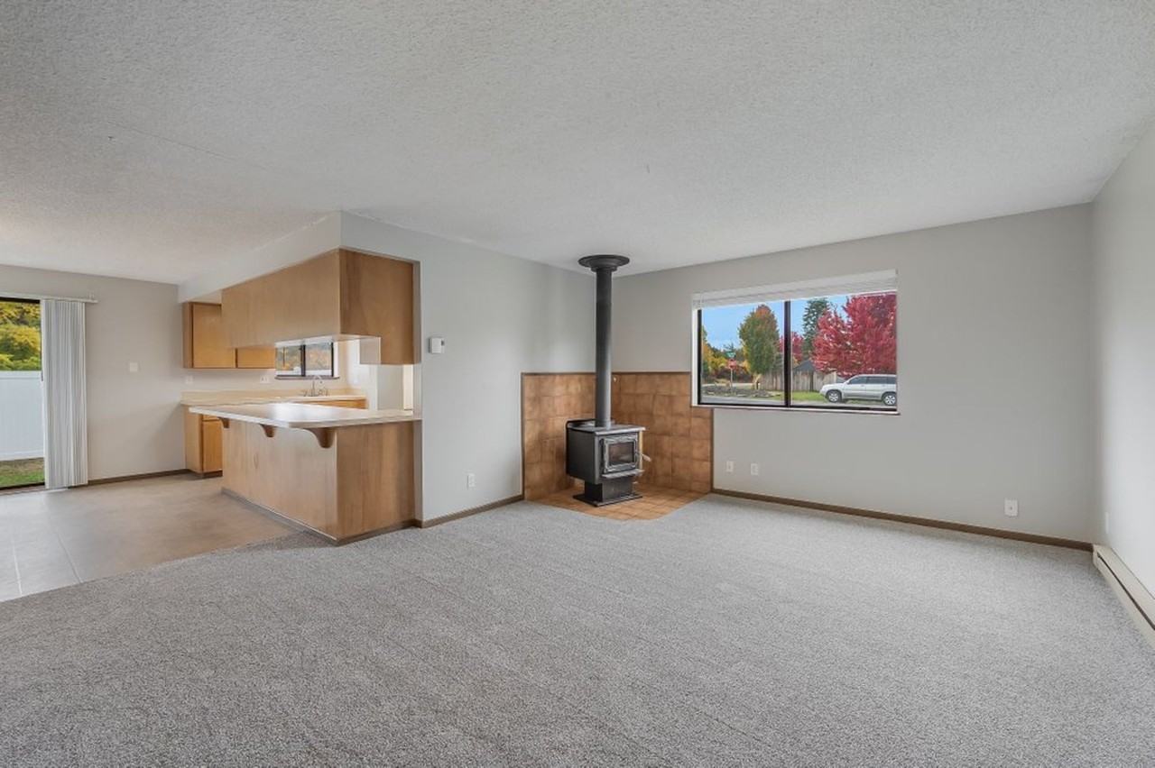 10373 N Hillview Dr - Photo 3 of 21