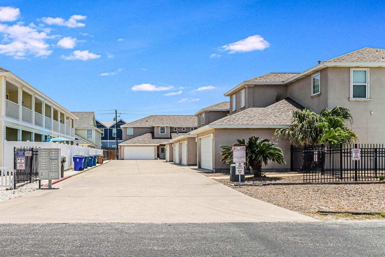 15118 Leeward Dr - Photo 2 of 50