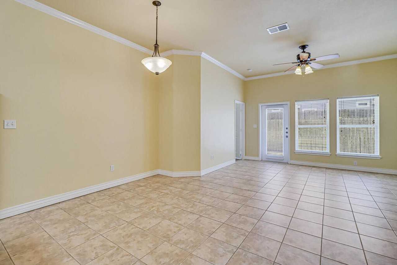 15118 Leeward Dr - Photo 7 of 50