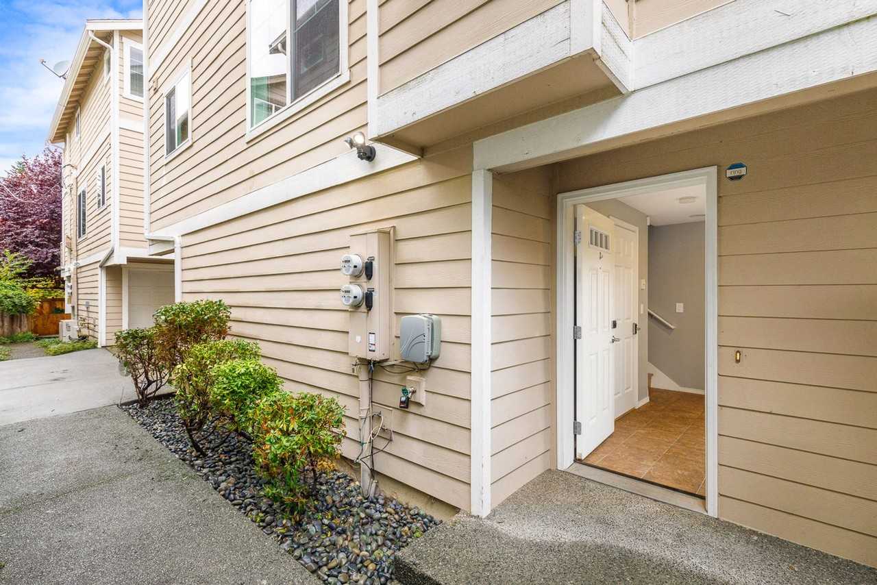 12032A 28th Ave Ne - Photo 2 of 18