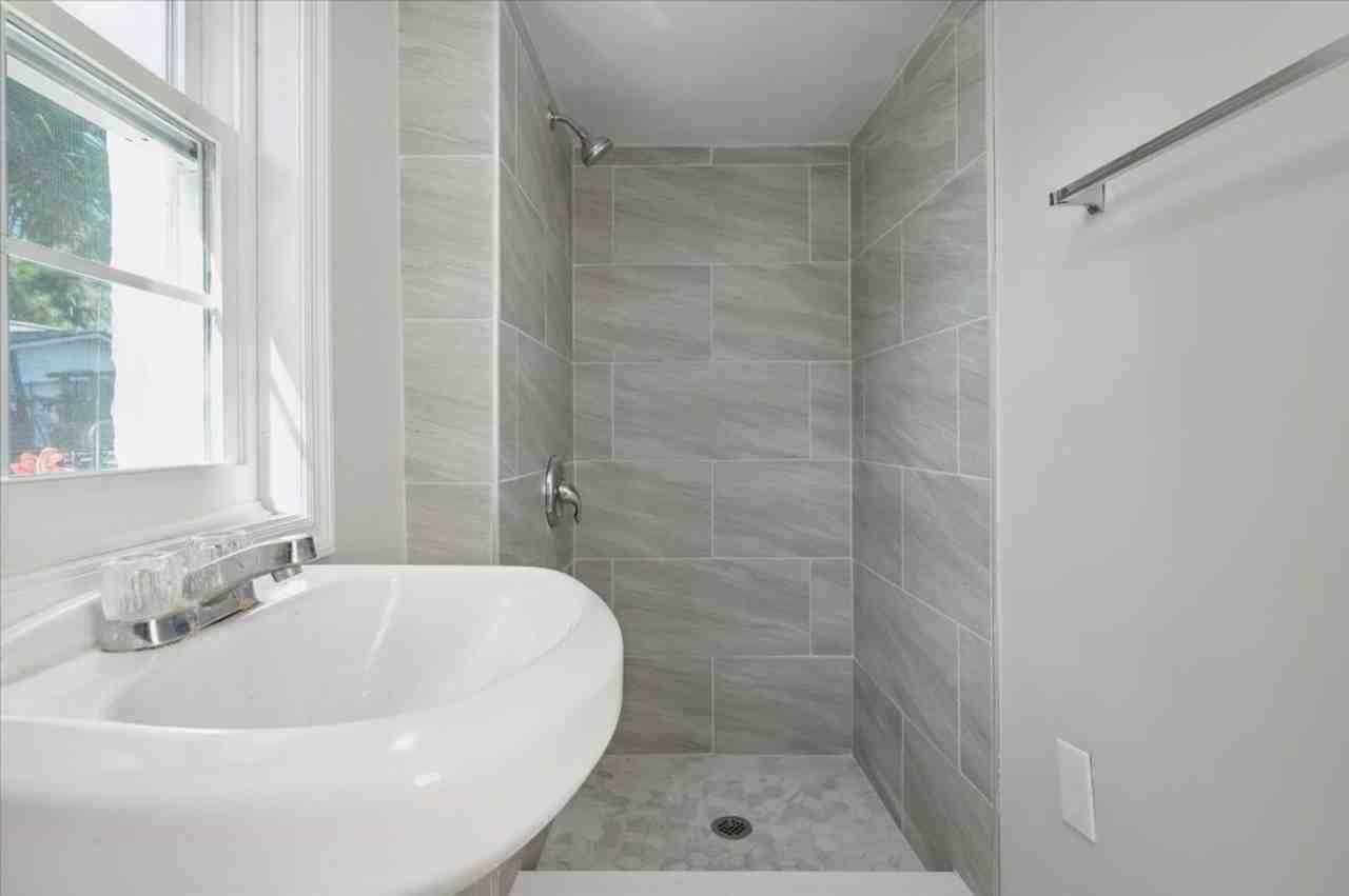 2415 Ash St - Photo 4 of 27