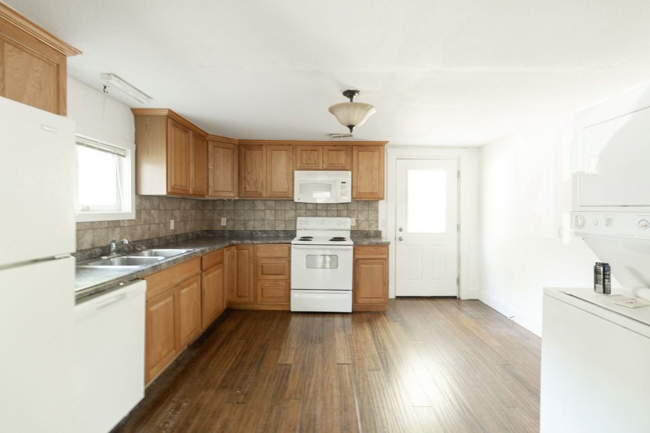 803 Moss St - Photo 2 of 14