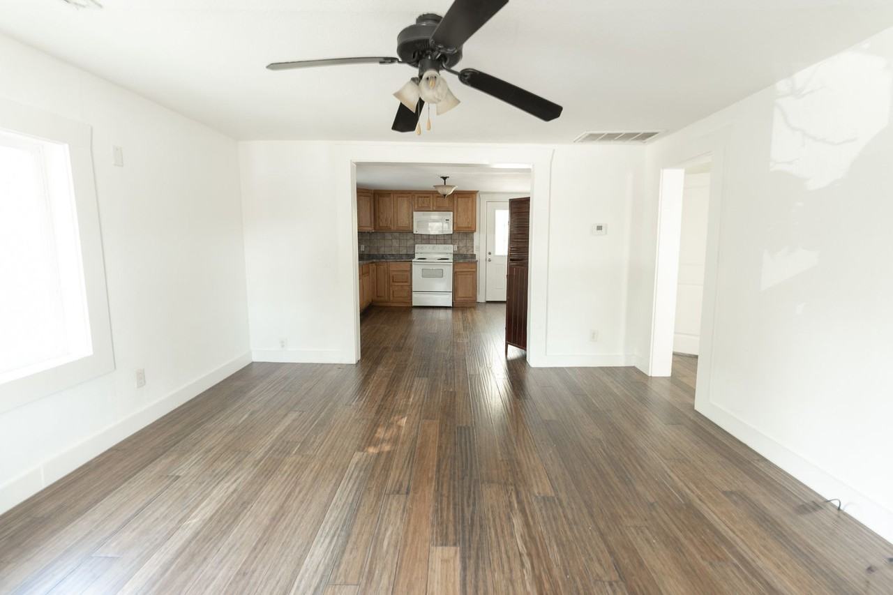 803 Moss St - Photo 3 of 14