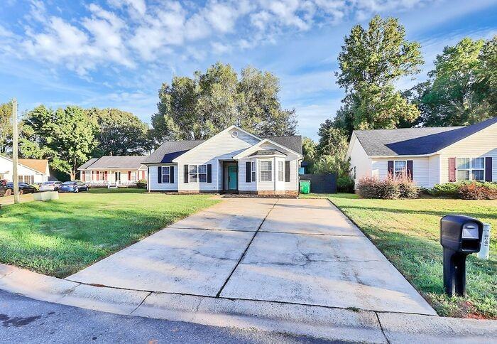 6222 Cottageville Ln - Photo 2 of 32