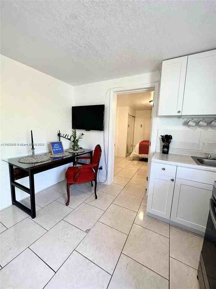 1533 Sw 29th Ave #1 - Photo 2 of 8