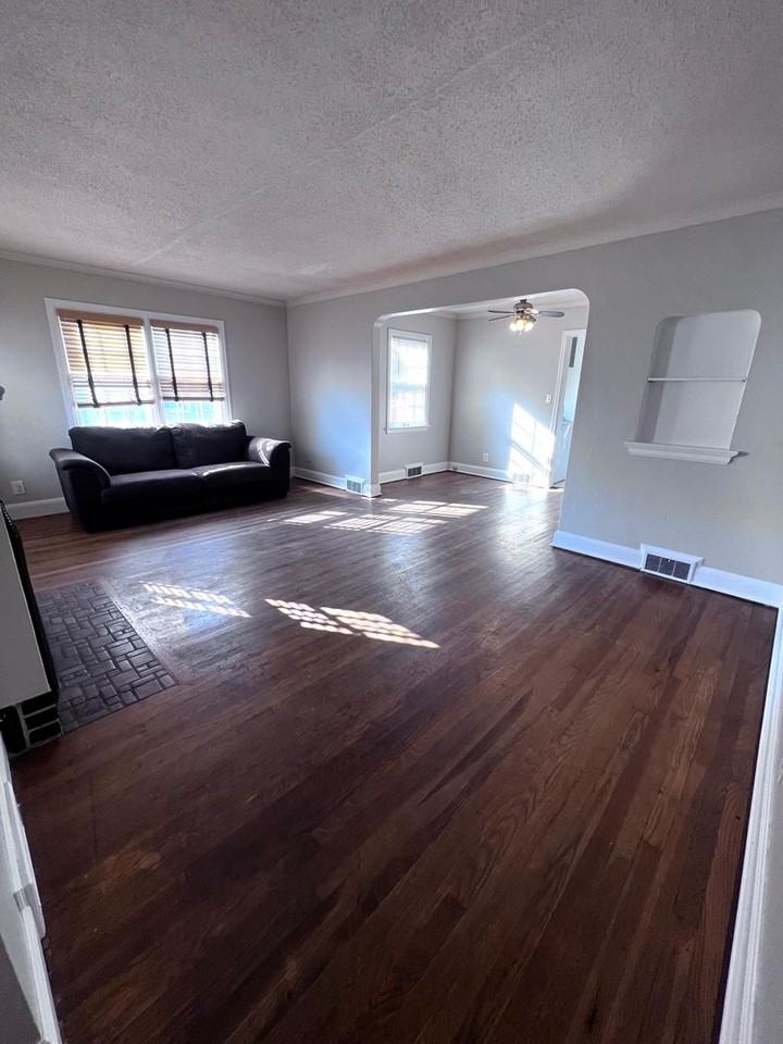 1819 Vermilion Rd - Photo 3 of 33