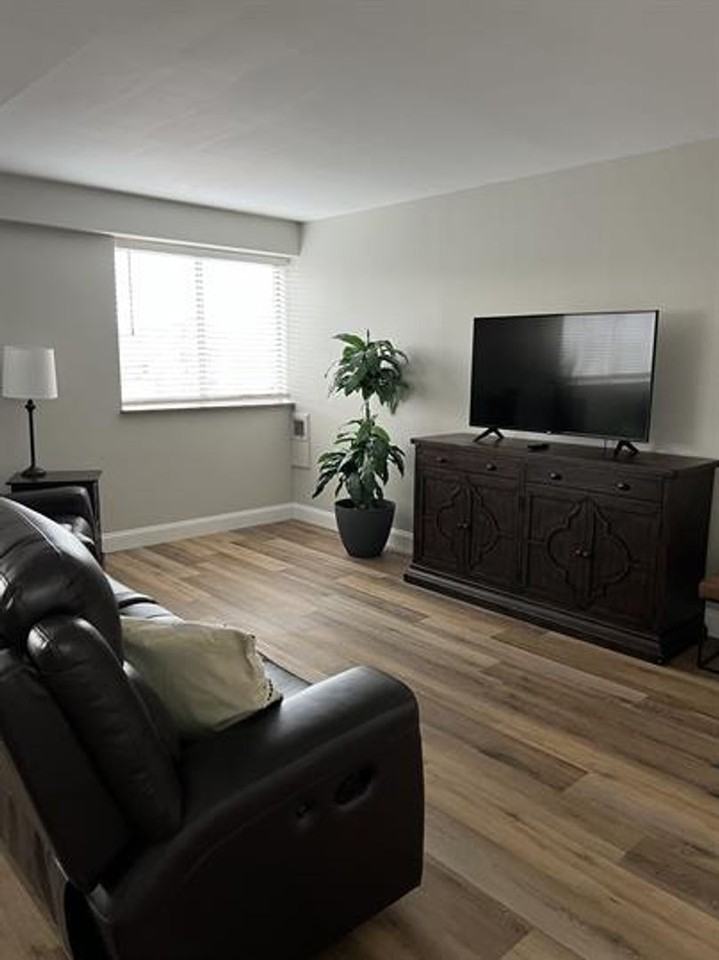 The Town House - Photo 2 of 17