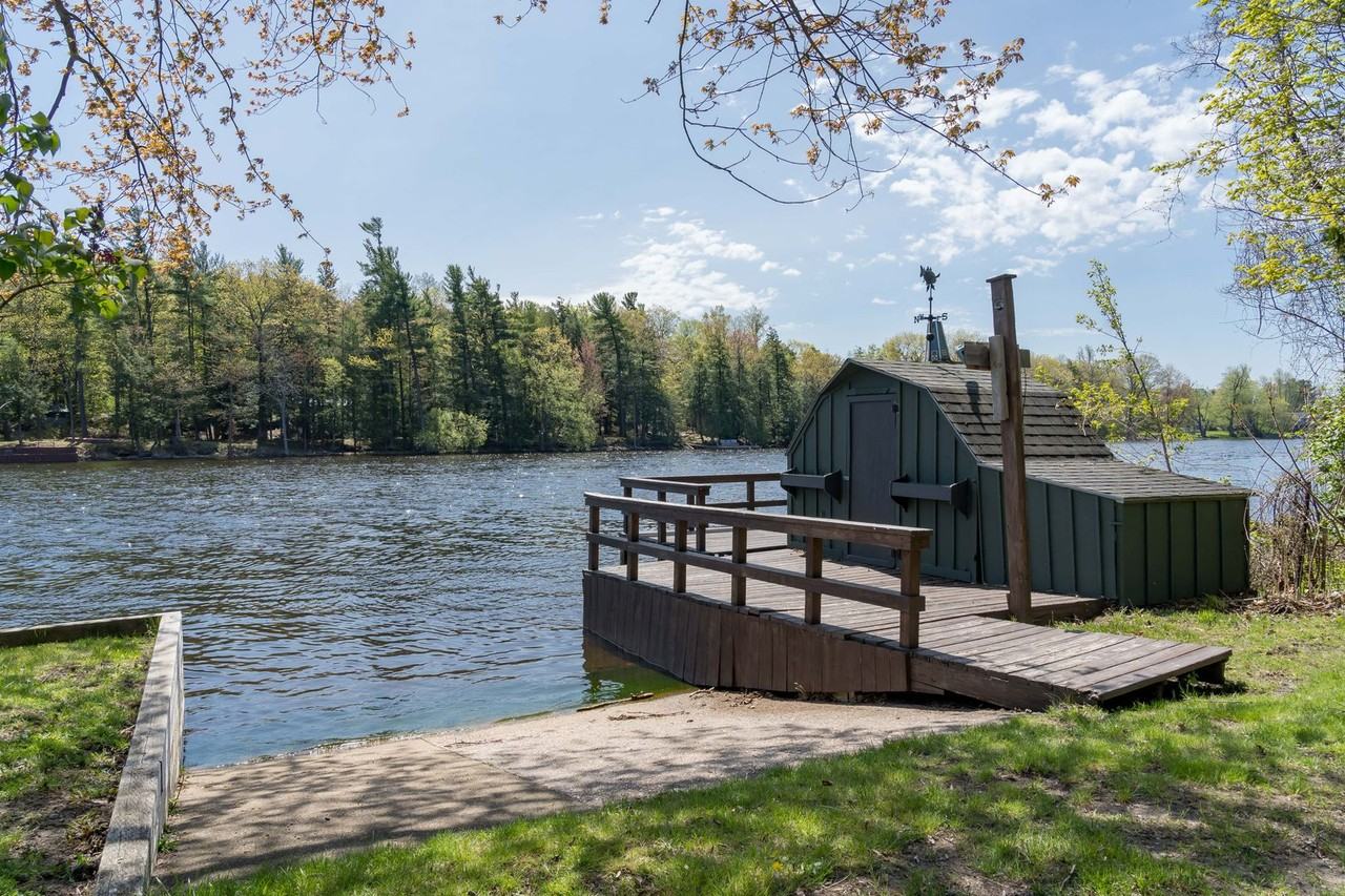 109 Maynard Ave - Photo 2 of 17