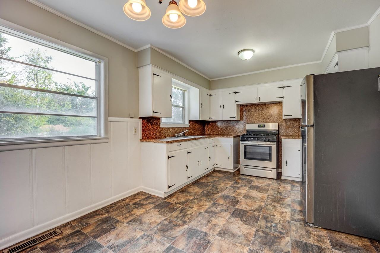 3815 Barry Ave - Photo 4 of 19