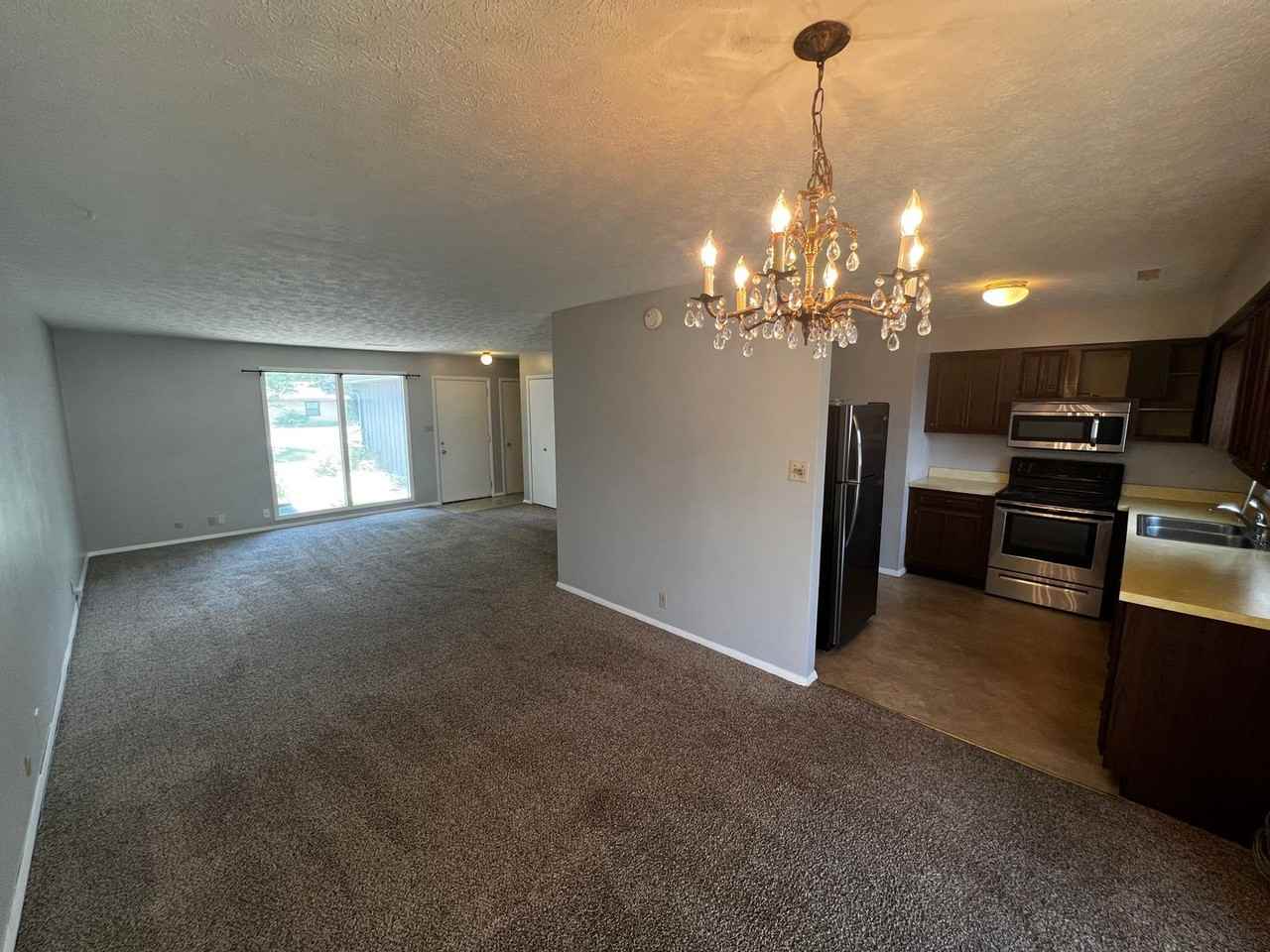 100-102 W Charter Dr - Photo 2 of 7