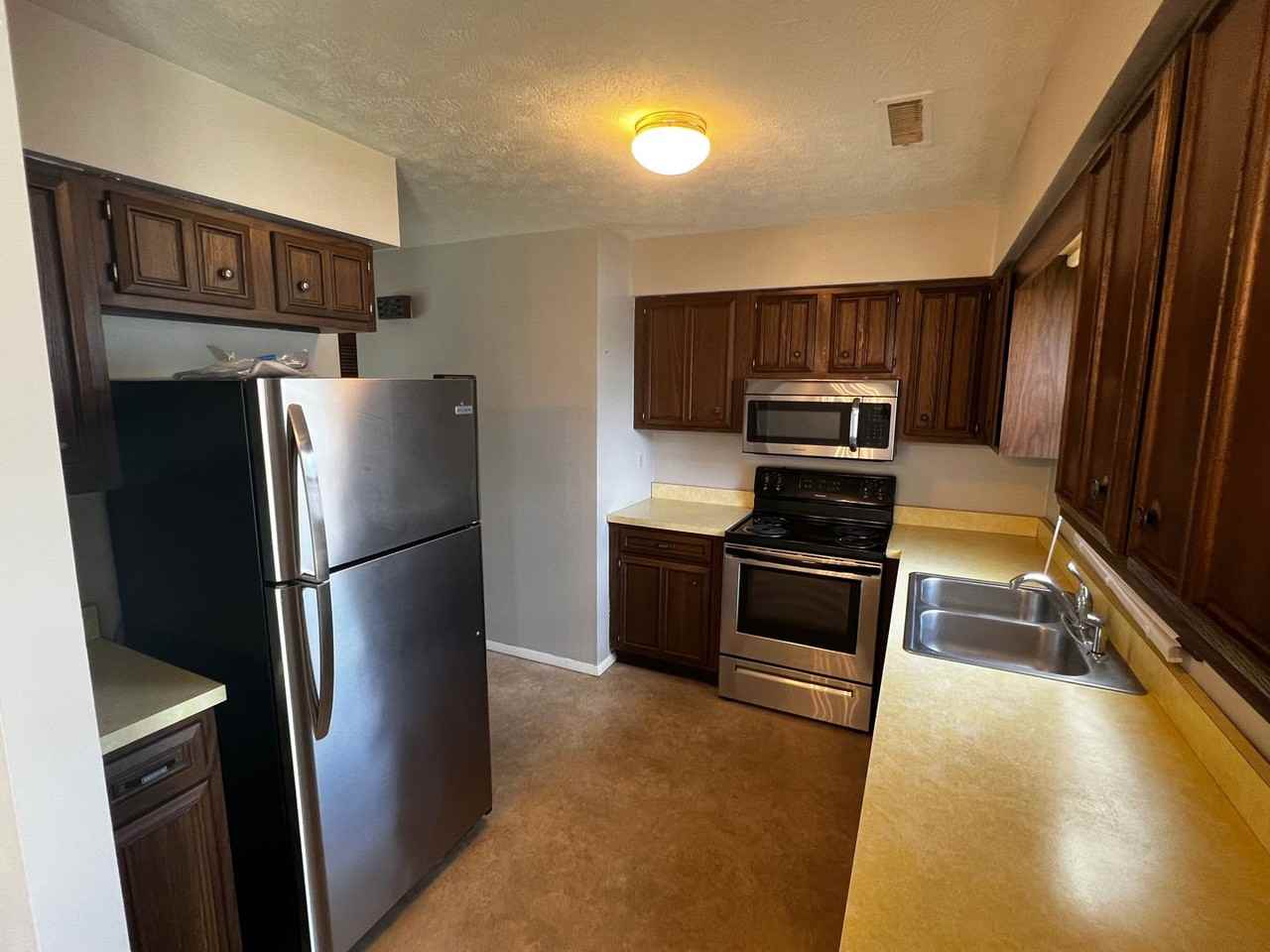 100-102 W Charter Dr - Photo 3 of 7