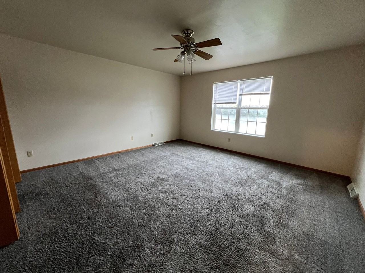 669 Nygaard St - Photo 7 of 22