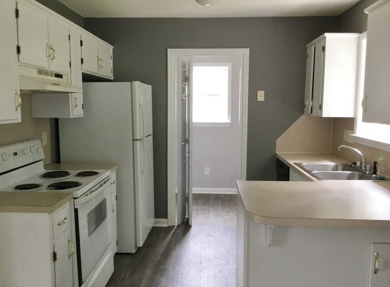 1211 Colby Ave - Photo 4 of 21