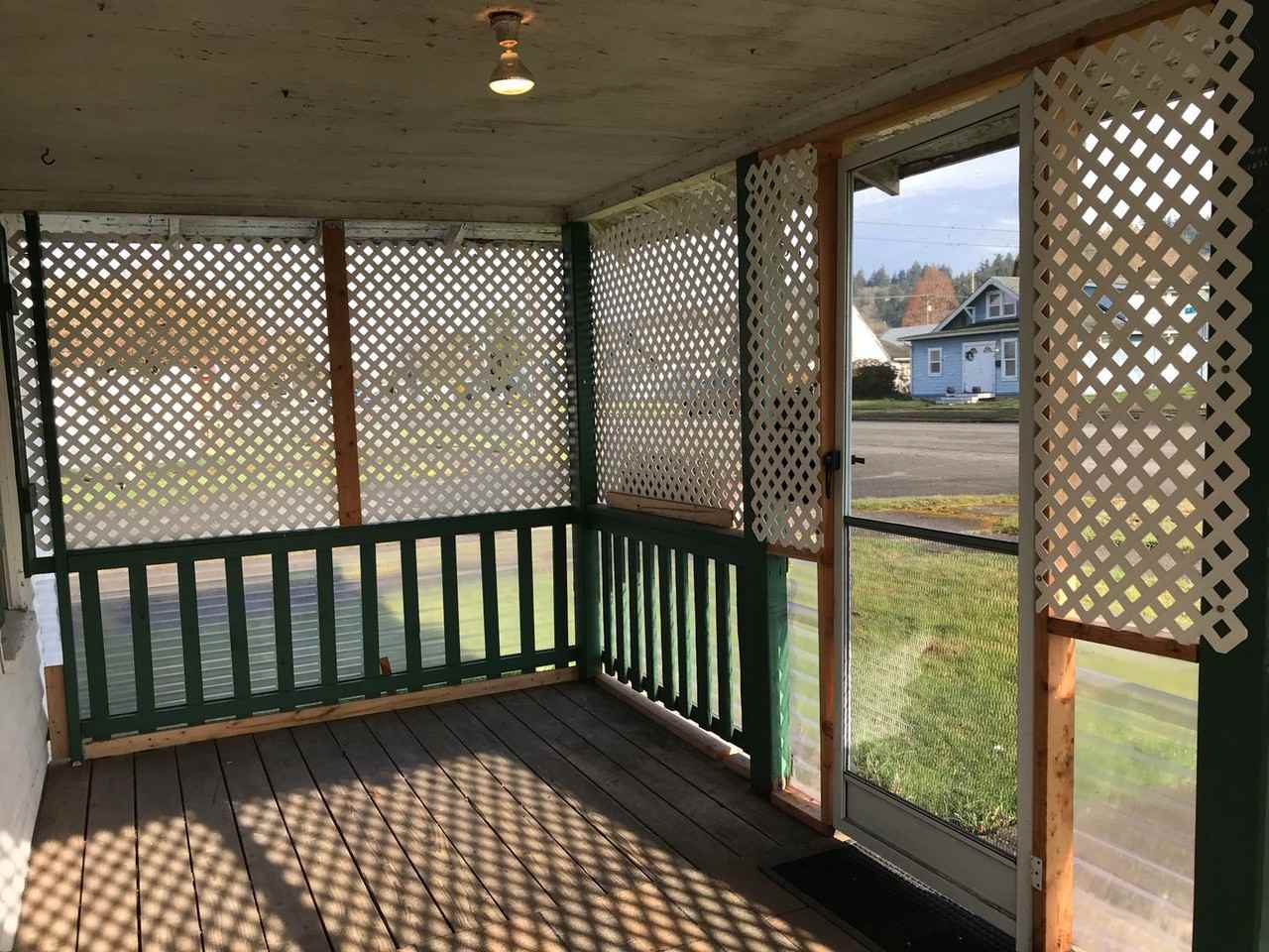 1017 Sw Cascade Ave - Photo 2 of 15