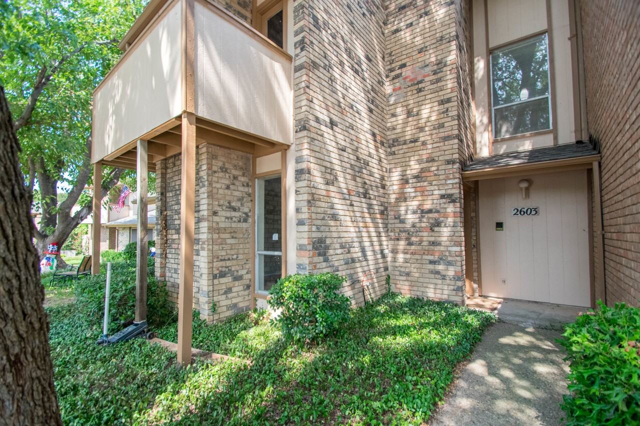 2603 Westgate Dr - Photo 3 of 21