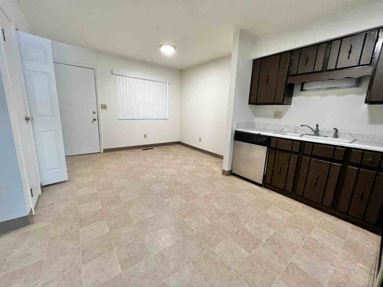 1018 Hillcrest Dr - Photo 6 of 21