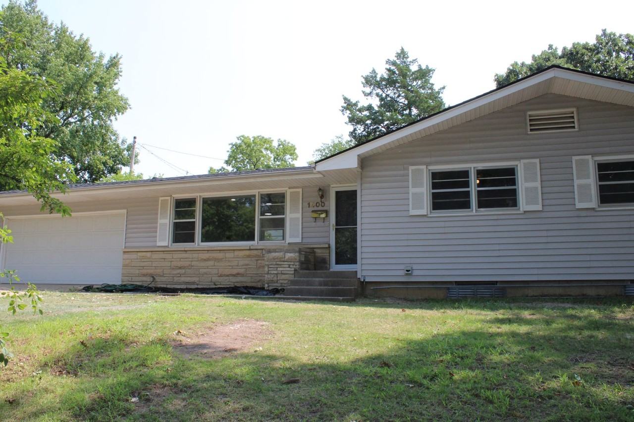 1400 Claflin Cir - Photo 2 of 10