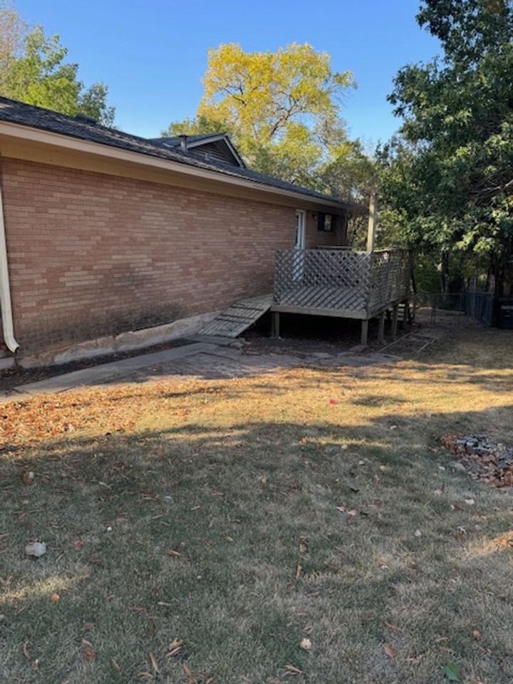 933 Lynnwood Ct - Photo 2 of 15