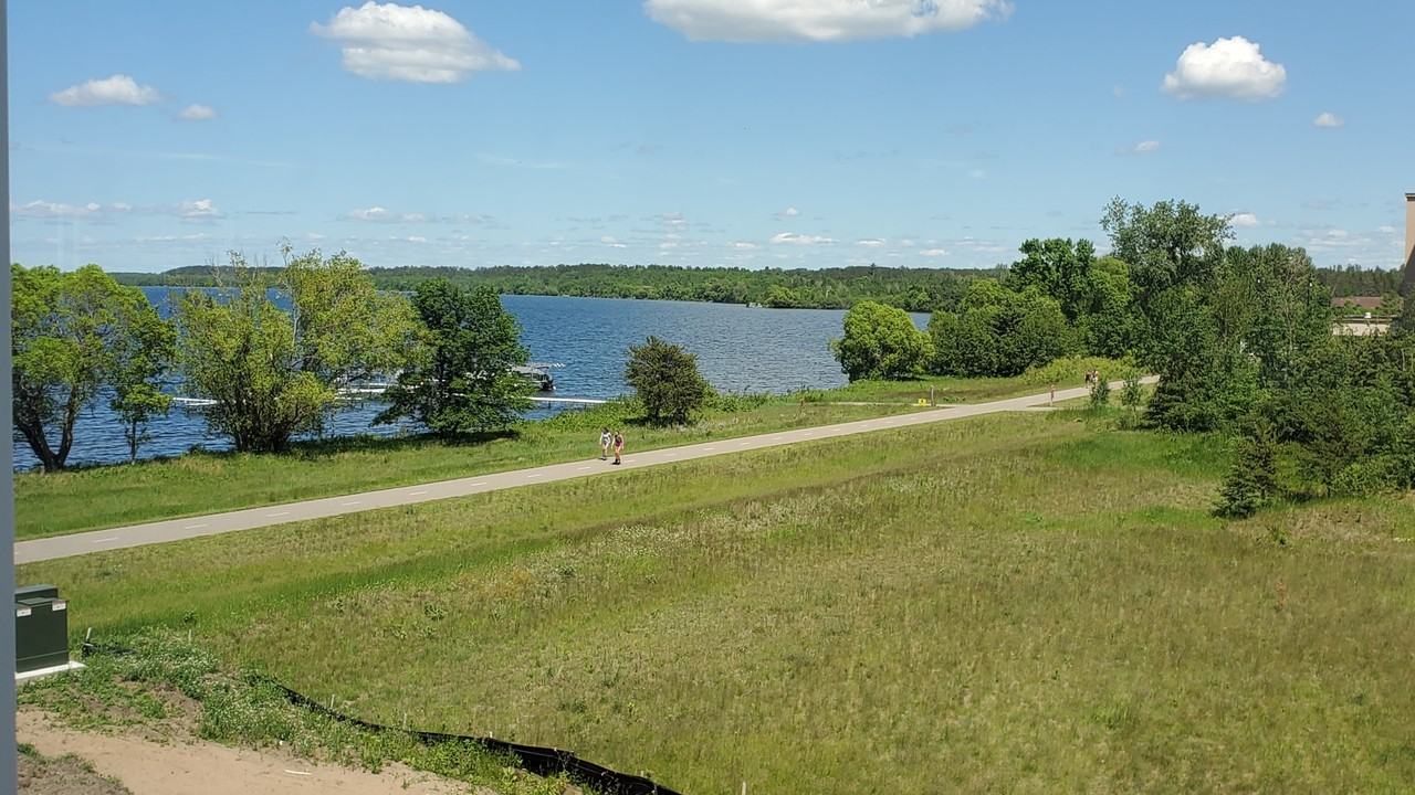 715 Lake Shore Dr Ne - Photo 4 of 42