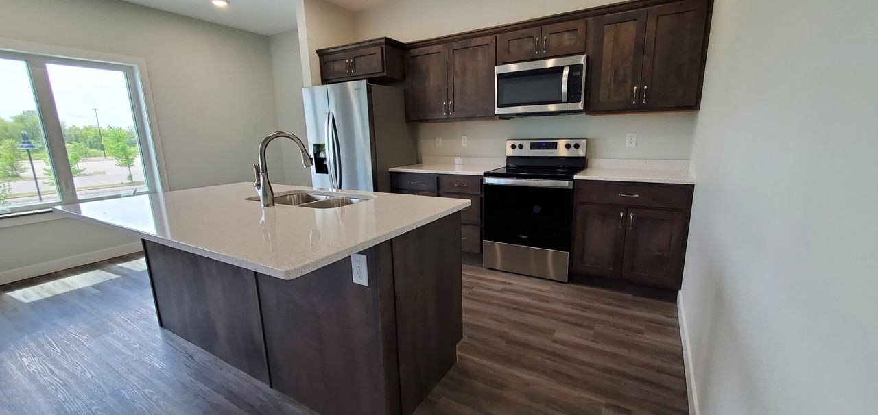 715 Lake Shore Dr Ne - Photo 3 of 42