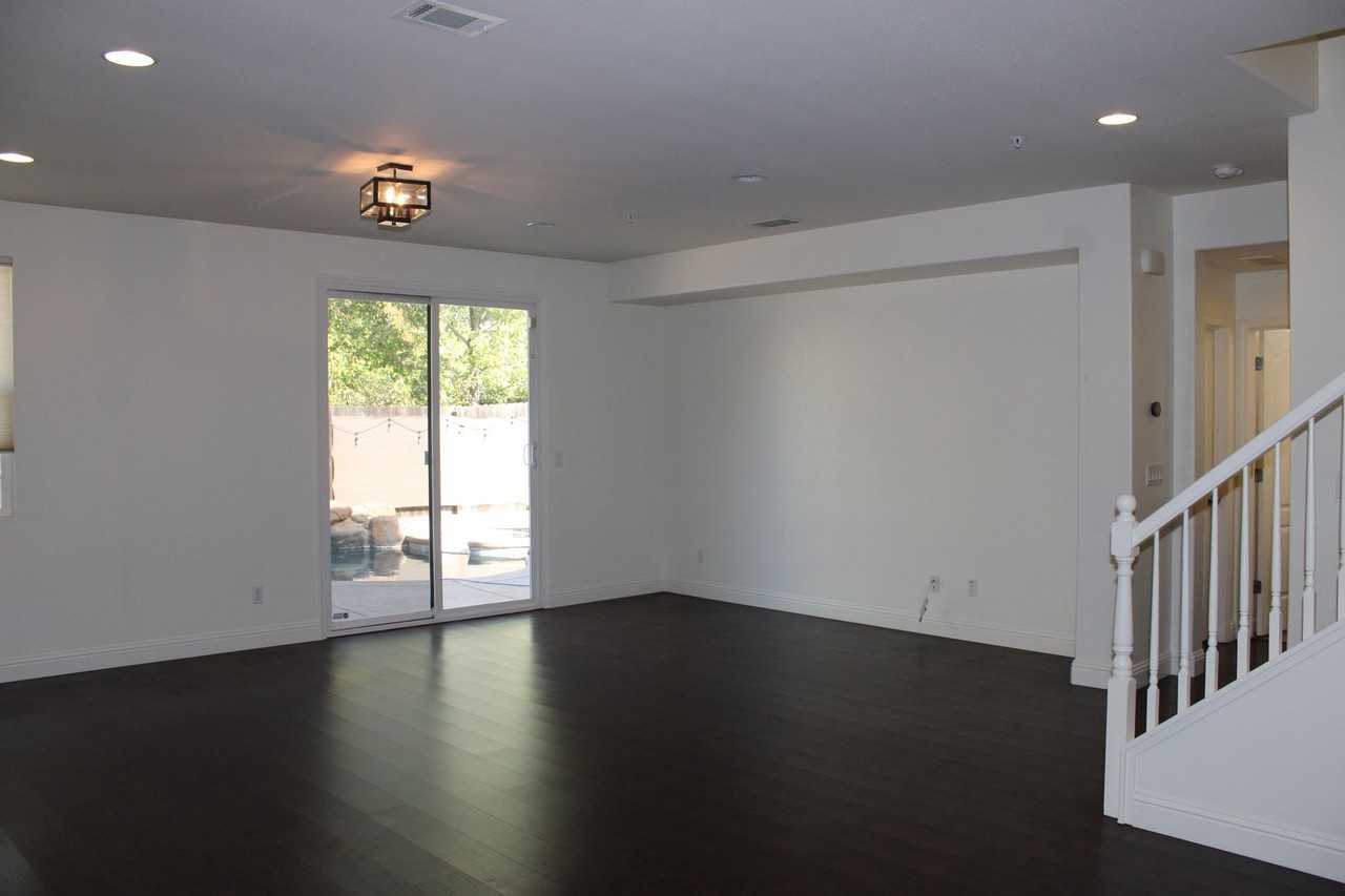 1404 Mallard Creek Dr - Photo 3 of 21
