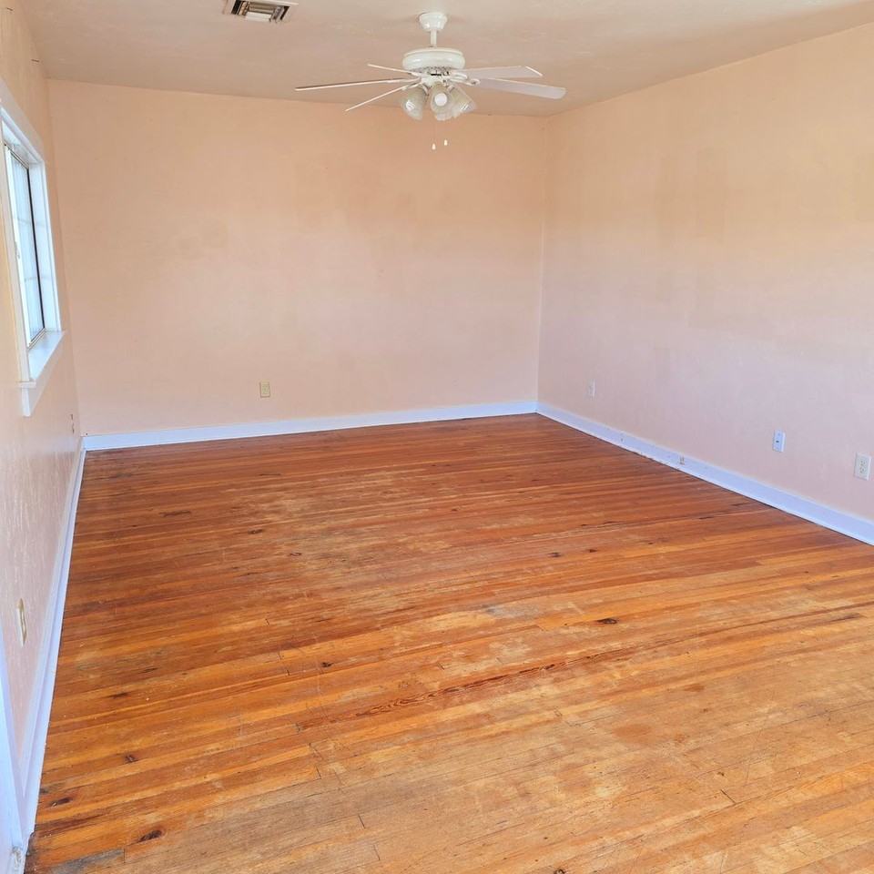 341 S Bisbee Ave - Photo 3 of 15