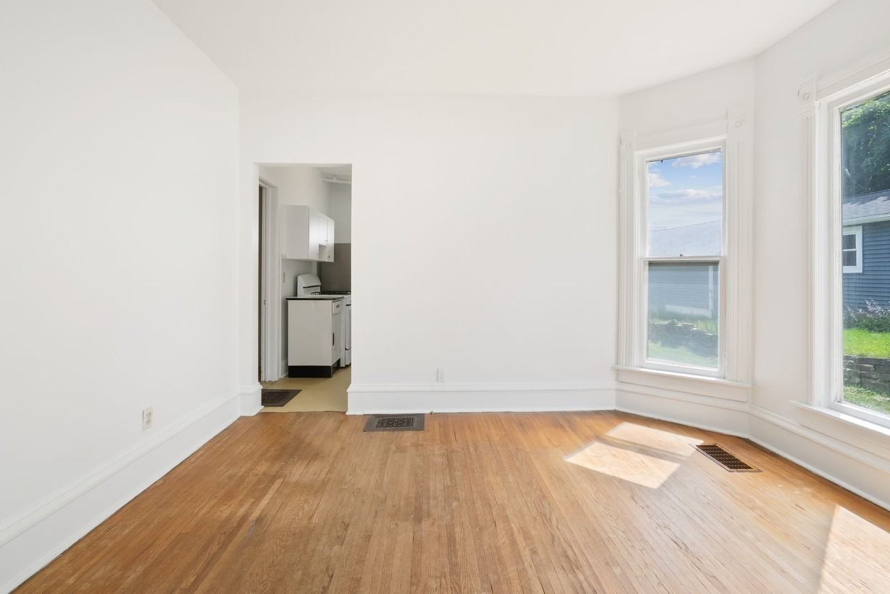 1120 Washington St - Photo 4 of 18