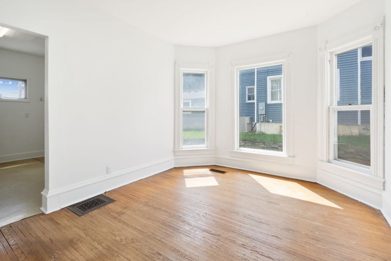 1120 Washington St - Photo 6 of 18