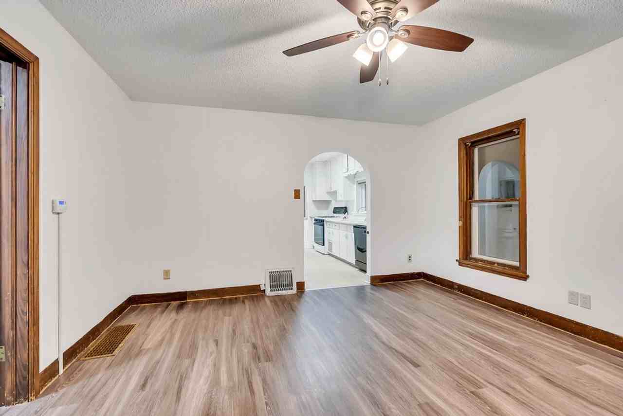 1115 W 11th St - Photo 7 of 19