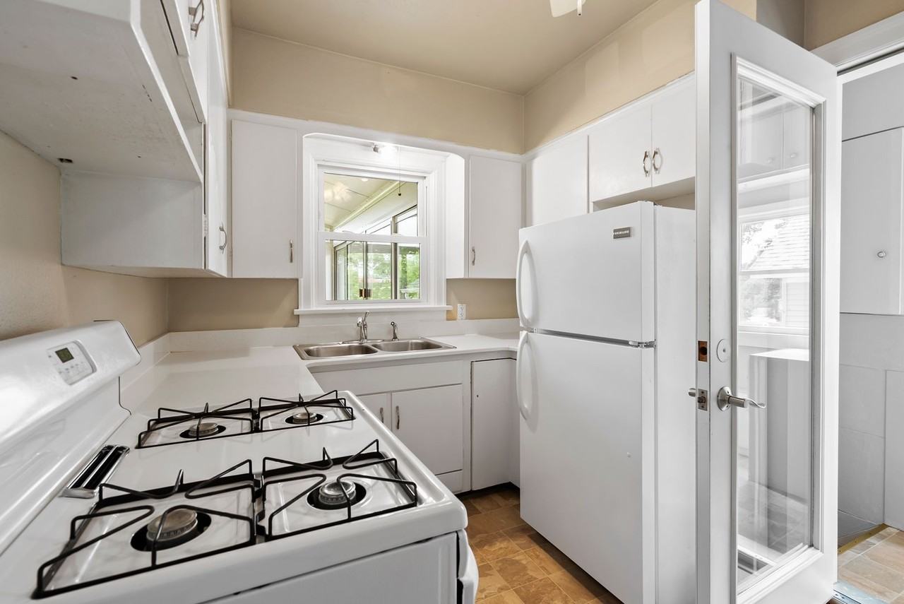 915 W 9th St - Photo 2 of 29