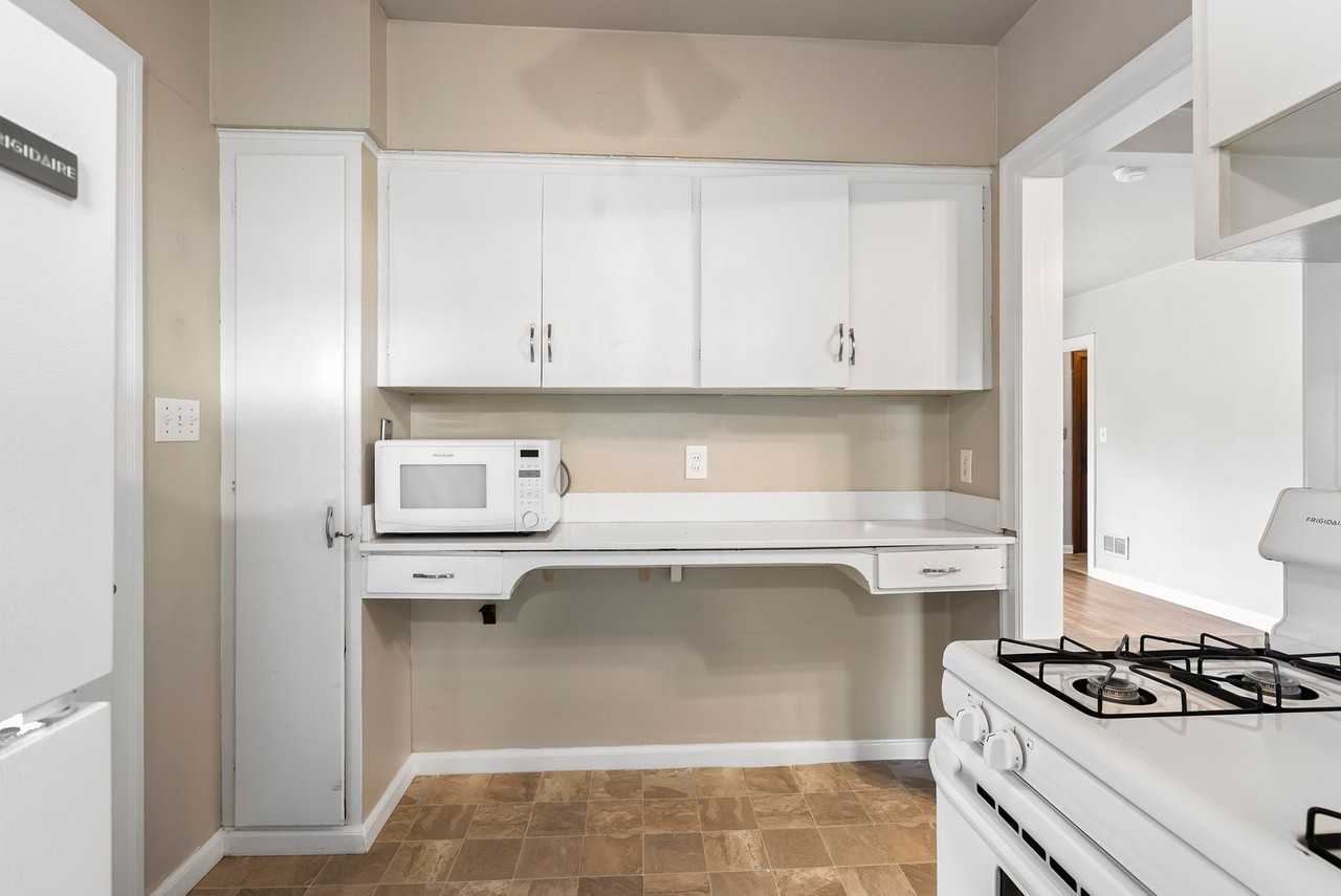 915 W 9th St - Photo 4 of 29