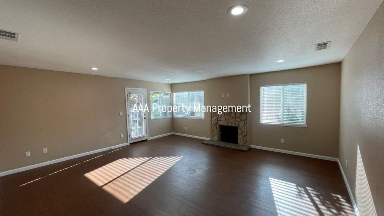 1120 Aspen Dr - Photo 3 of 22