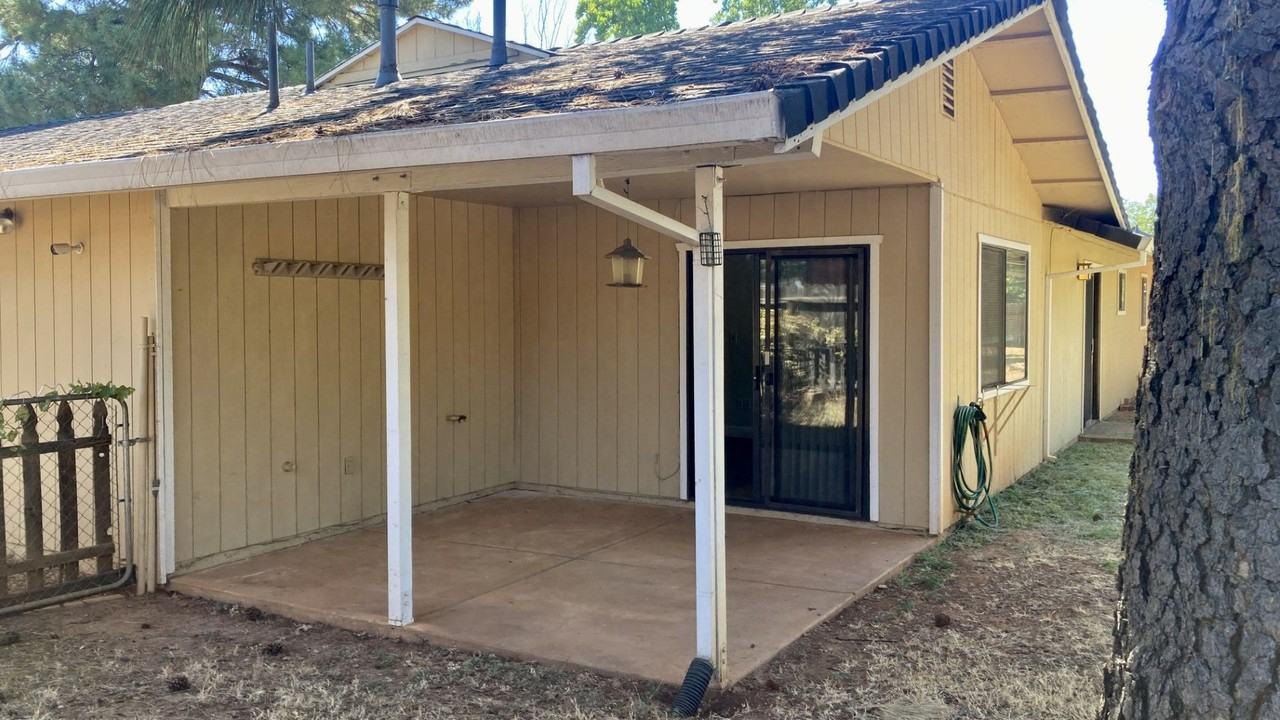 4850 Amanda Dr - Photo 3 of 12