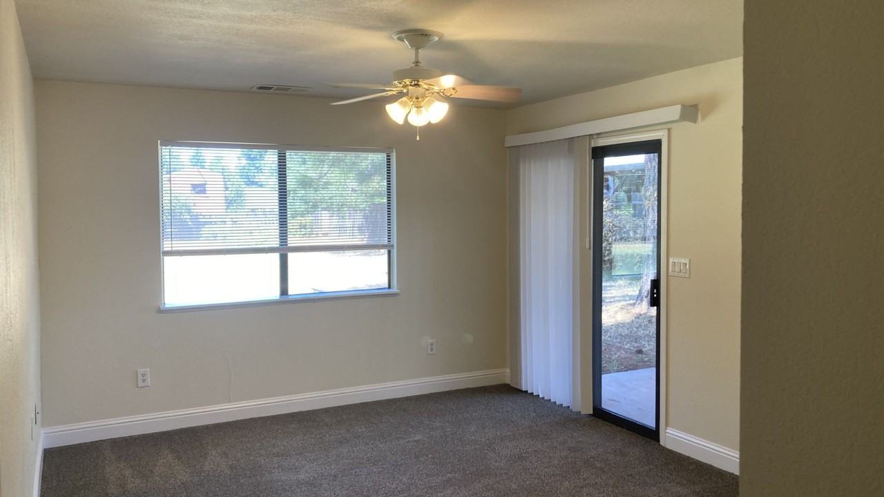 4850 Amanda Dr - Photo 5 of 10