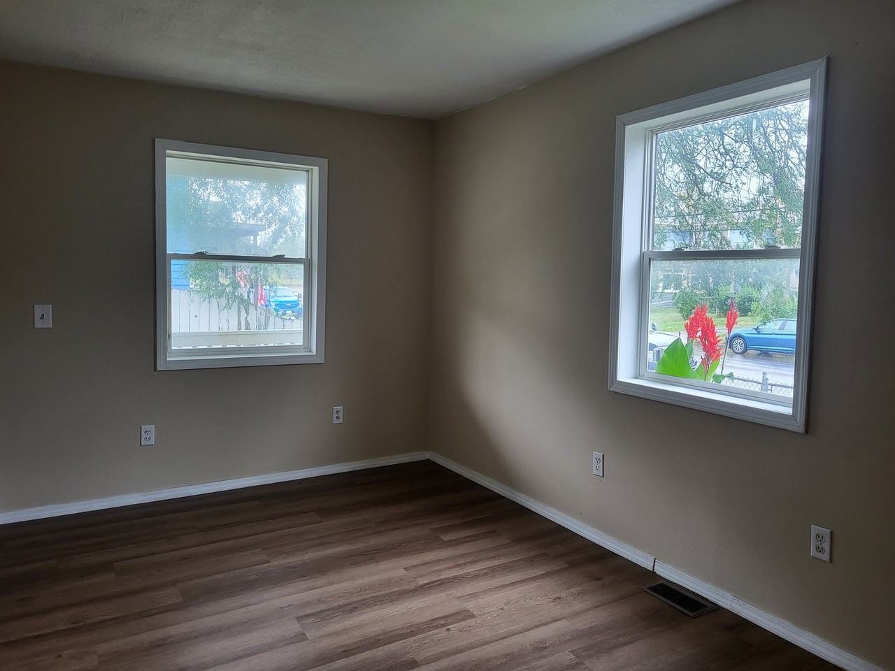 326 Woodview Ave - Photo 2 of 35