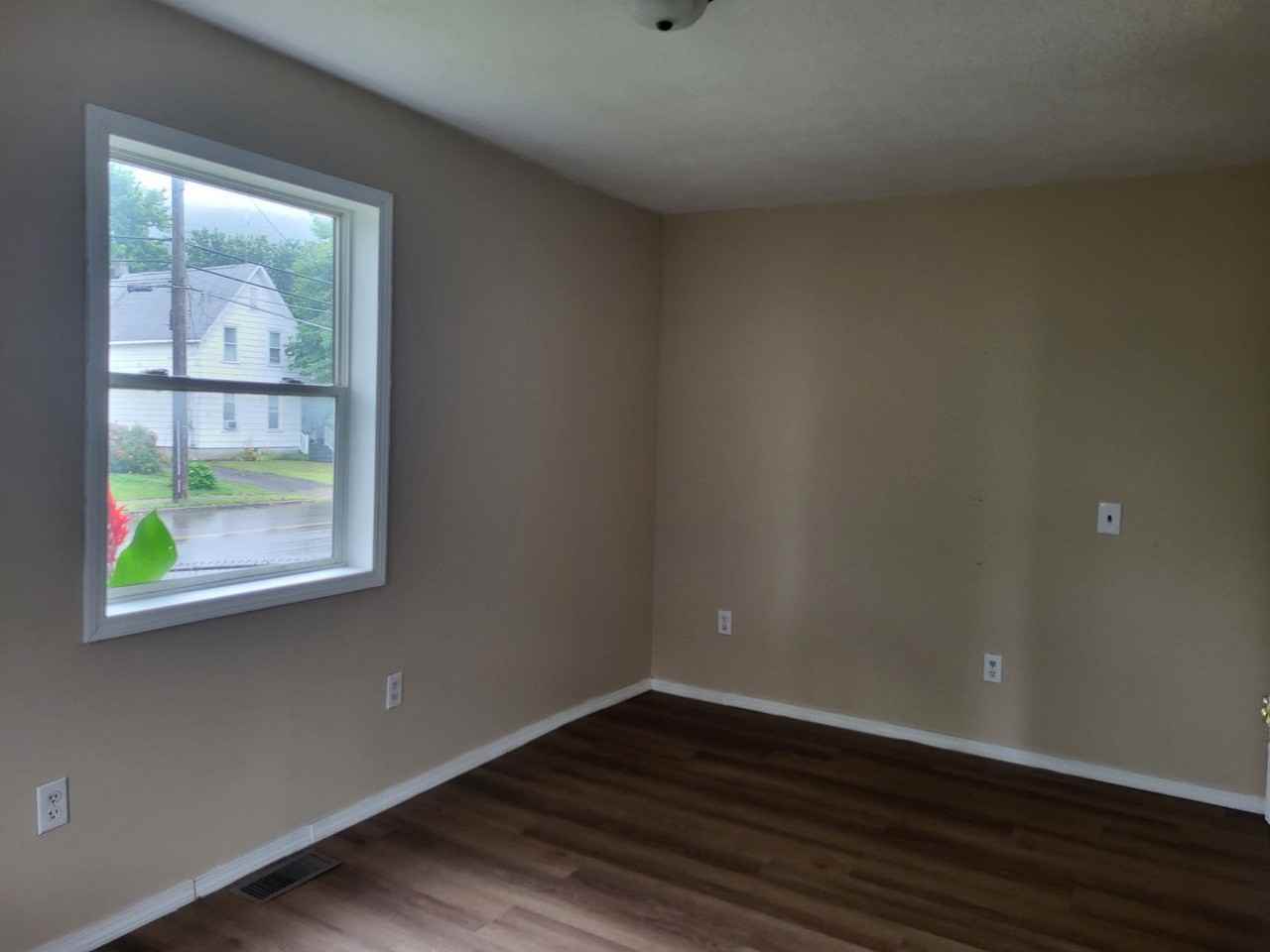 326 Woodview Ave - Photo 3 of 35