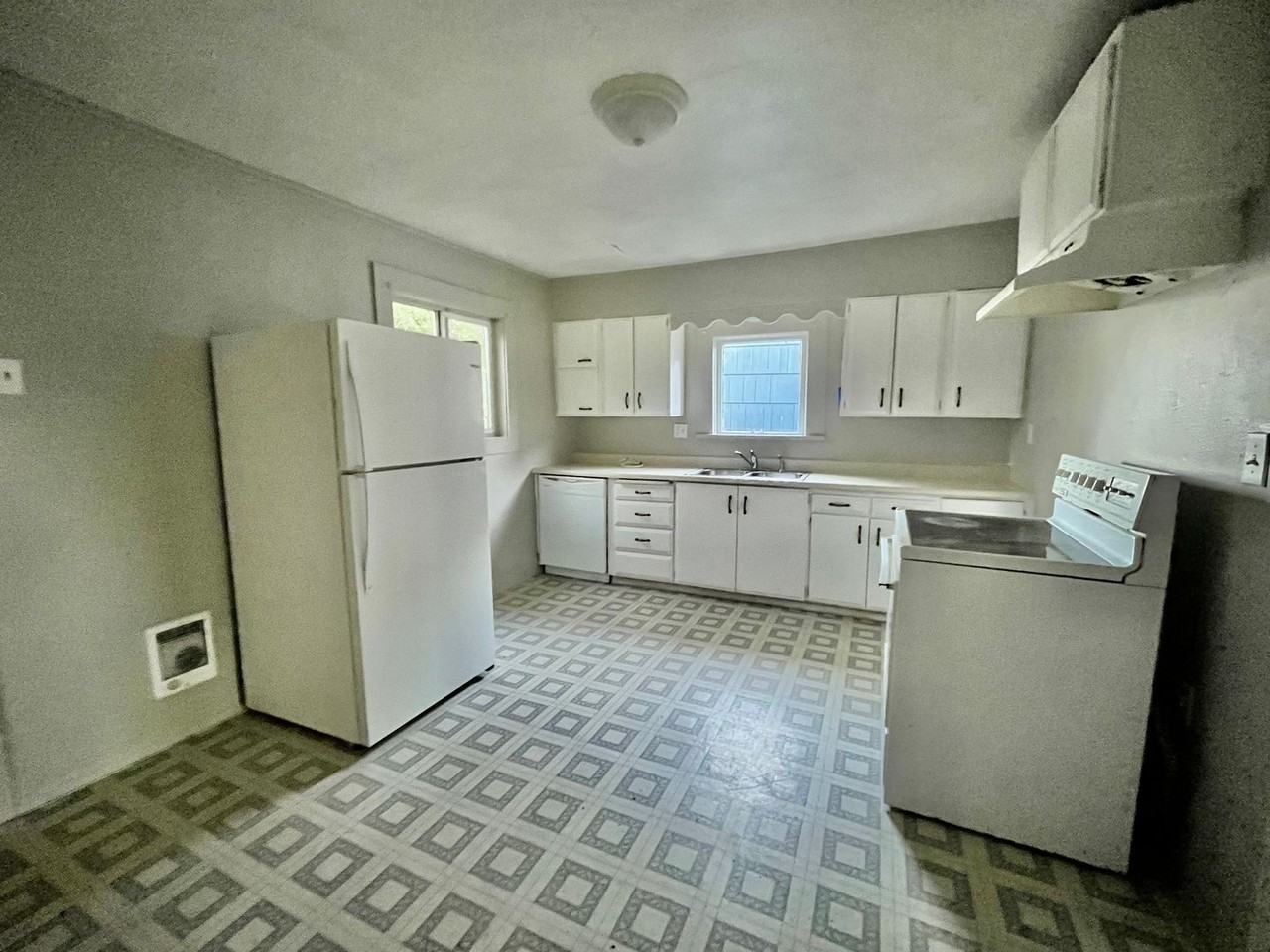 855 Myrtle Ave - Photo 3 of 8