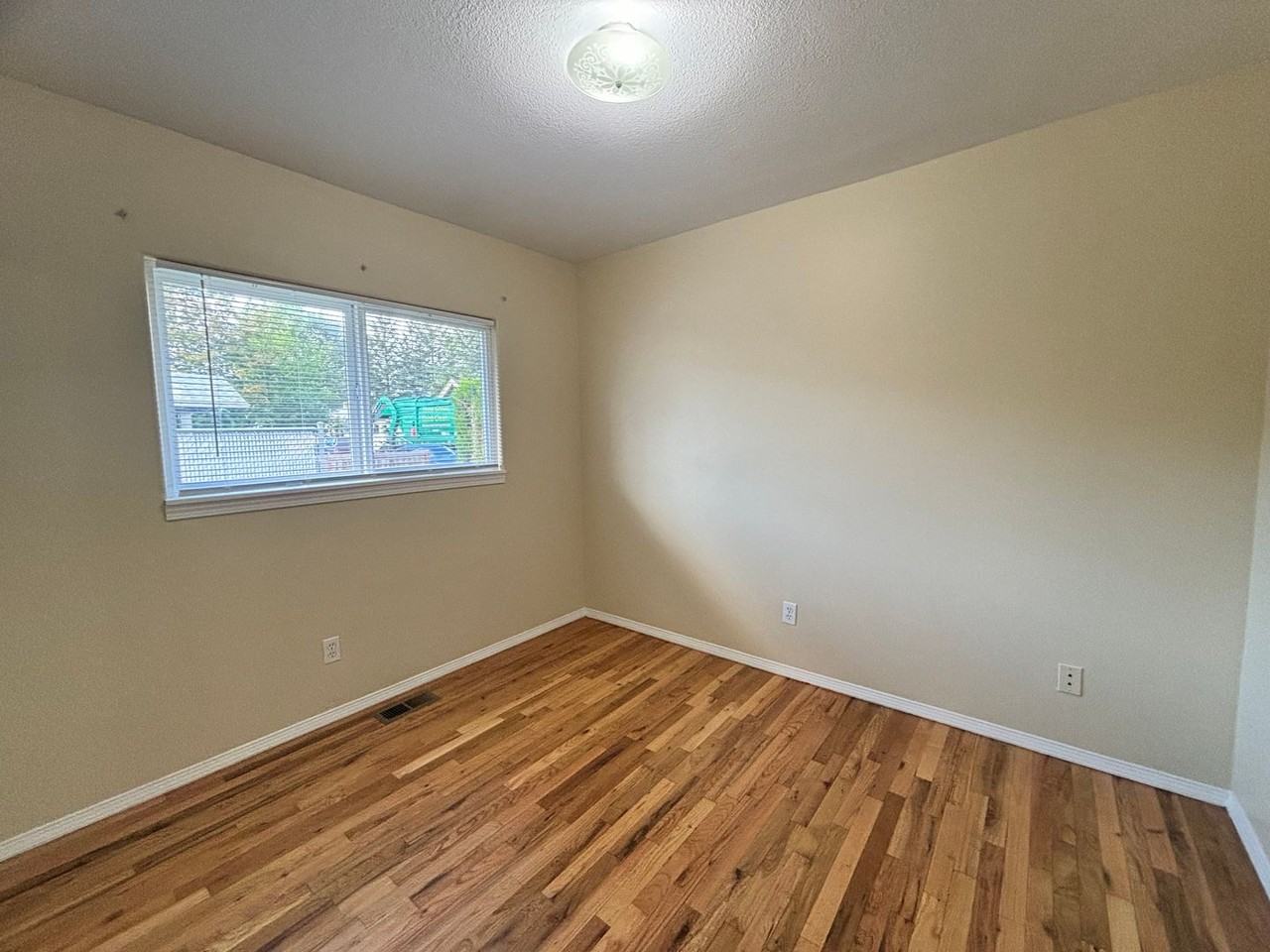 5109 Se 84th Ave - Photo 7 of 18